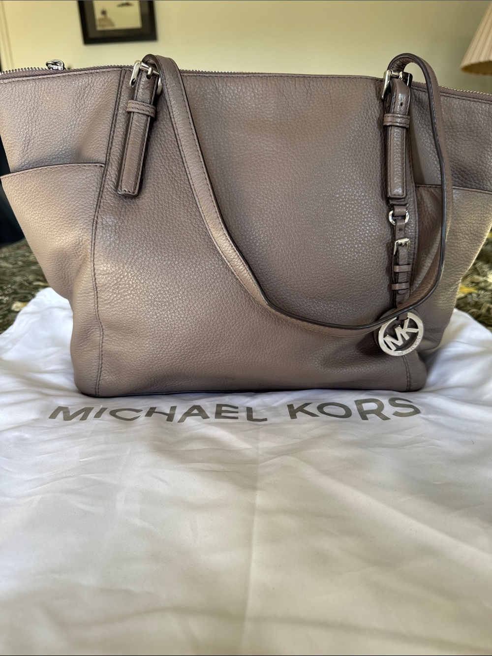 Michael Kors Jet Set Tote Pebbled Leather (Taupe) with MK Charm